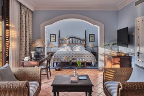 Minibar, coffres-forts dans les chambres, bureau, Wi-Fi gratuit