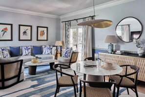 Minibar, coffres-forts dans les chambres, bureau, Wi-Fi gratuit