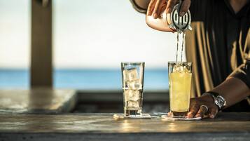 Une personne qui presse un citron dans un verre d’eau.