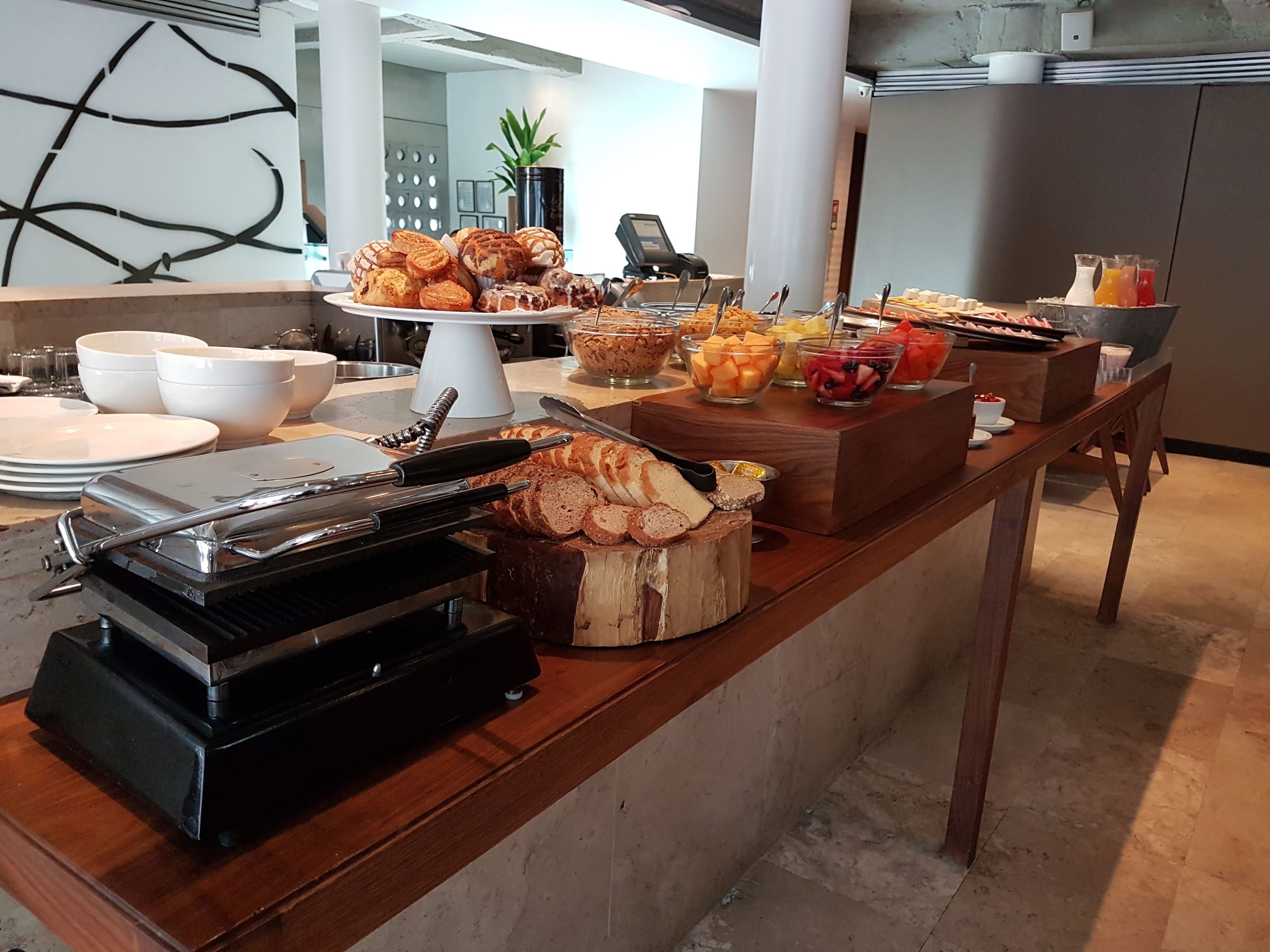 Una mesa de buffet con diferentes alimentos y utensilios.