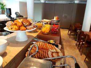 Free daily continental breakfast