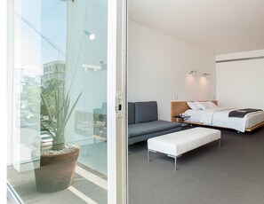 Hochwertige Bettwaren, Minibar, Zimmersafe, individuell dekoriert