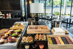 Morgenmadsbuffet hver dag (2200 JPY pr. person)