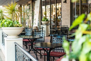 朝食、ランチ、ディナーに営業