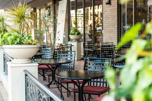 Petit déjeuner, déjeuner et dîner servis sur place
