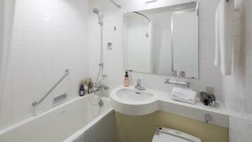 Ein modernes Badezimmer mit Badewanne, Waschbecken und Dusche.
