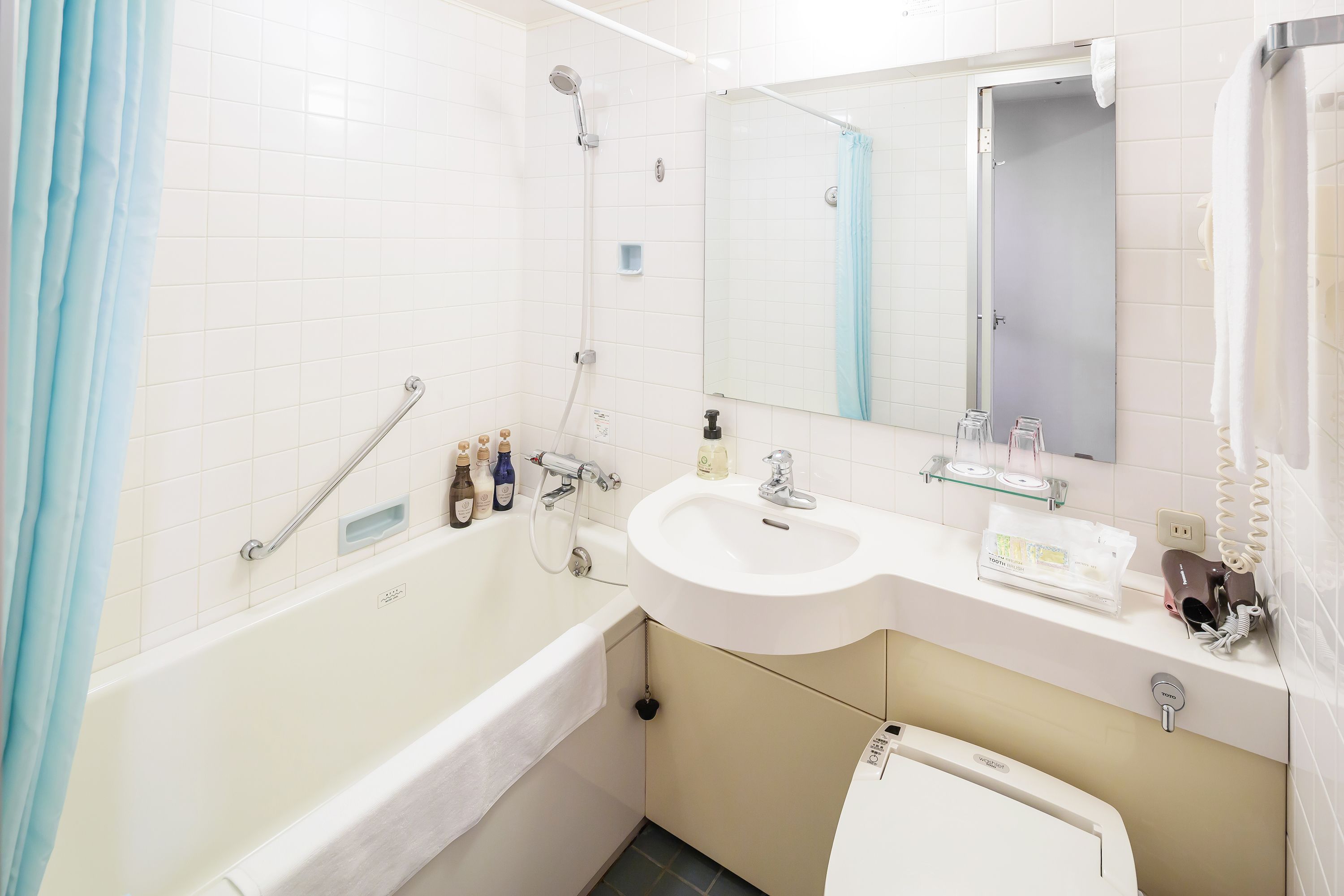 combined shower/bathtub, free toiletries, hair dryer, slippers