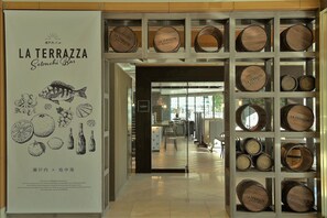 Petit déjeuner, déjeuner et dîner servis sur place