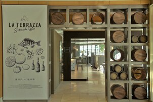 朝食、ランチ、ディナーに営業