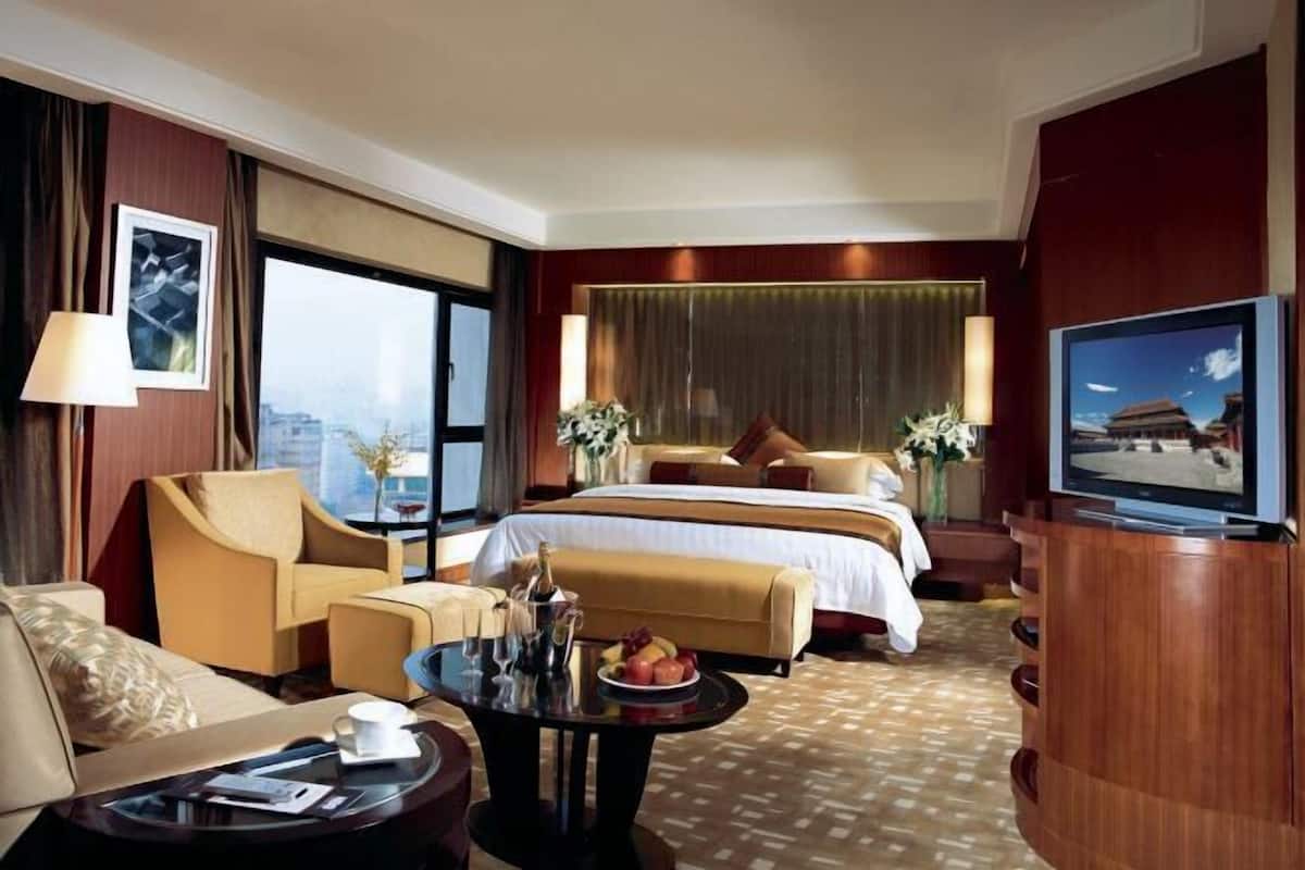 Minibar, in-room safe, desk, iron/ironing board