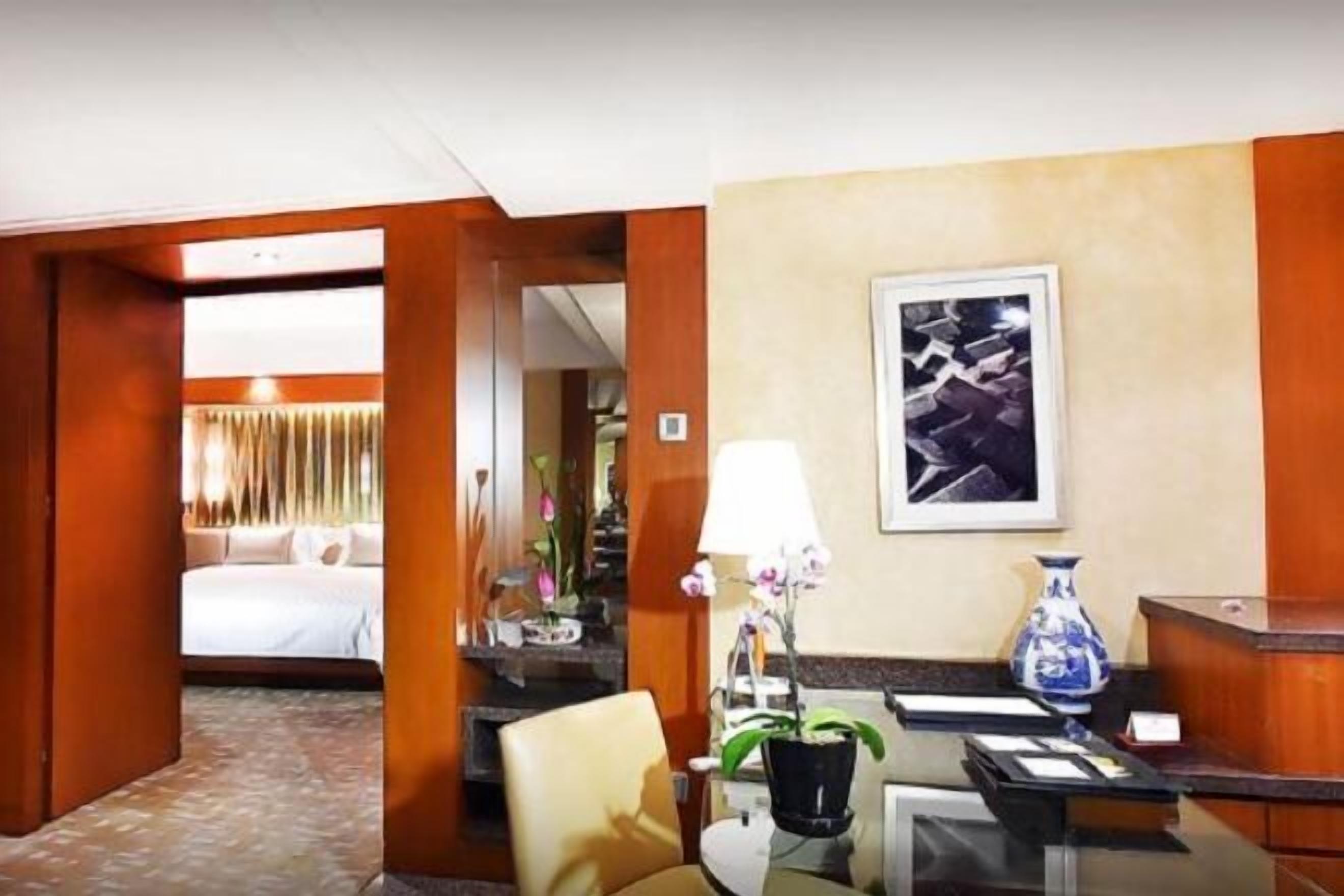 Minibar, in-room safe, desk, iron/ironing board