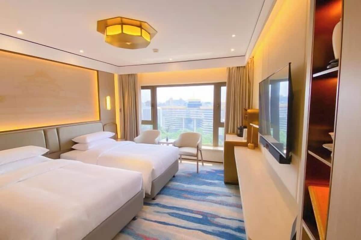 Minibar, in-room safe, desk, iron/ironing board