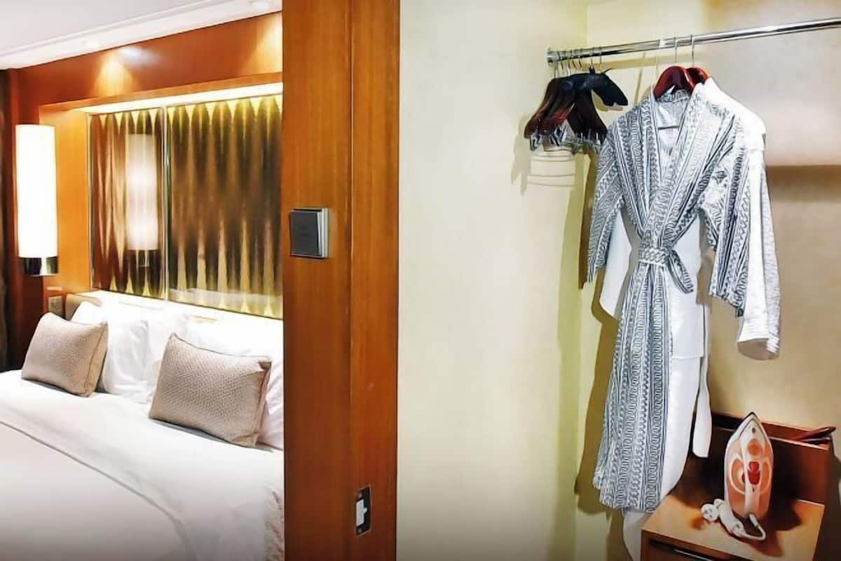 Minibar, caja de seguridad en la habitación y escritorio