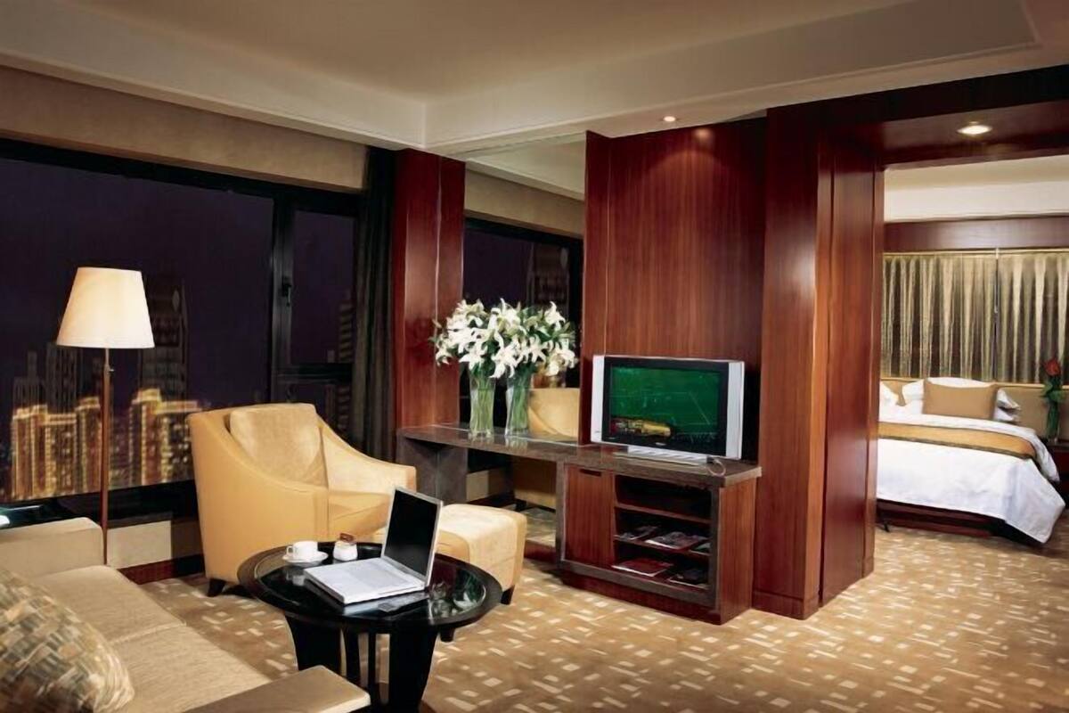 Minibar, in-room safe, desk, iron/ironing board