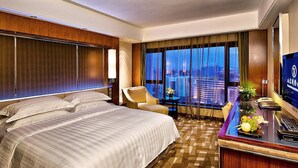 Minibar, in-room safe, desk, iron/ironing board (on request) - Beijing International Hotel (Beijing)