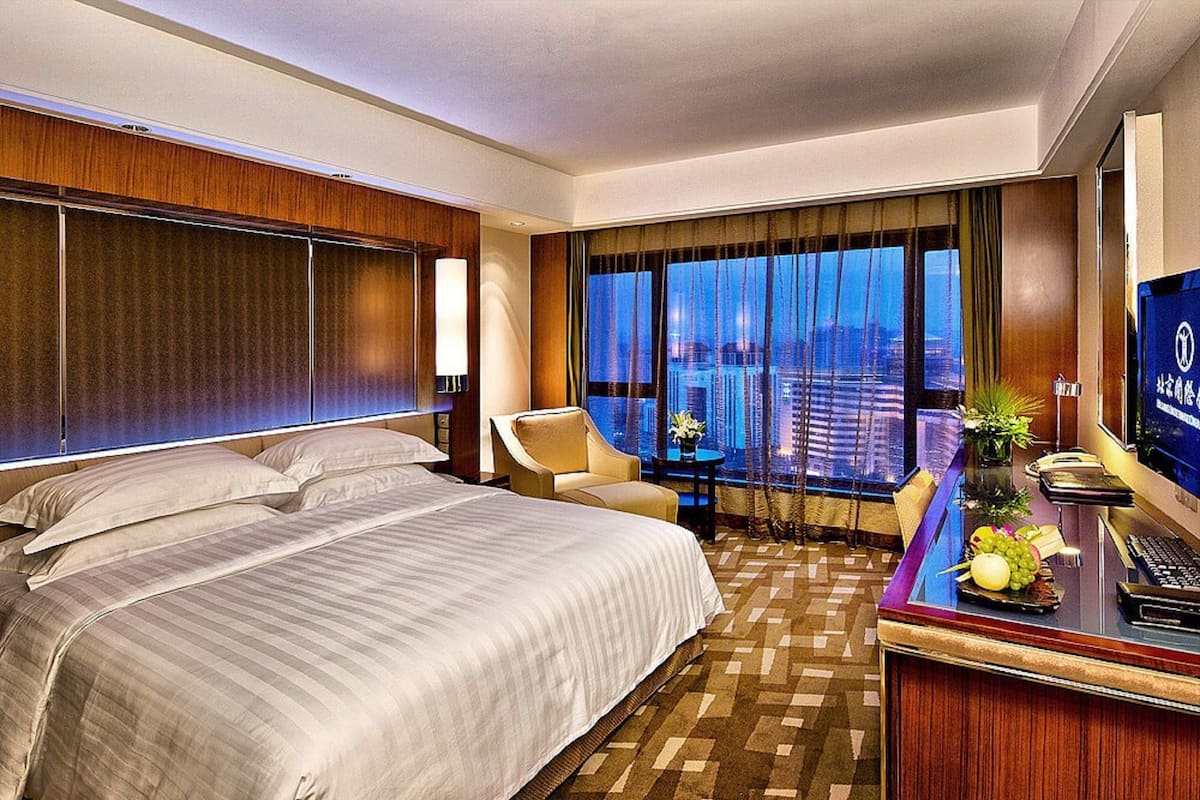 Minibar, in-room safe, desk, iron/ironing board