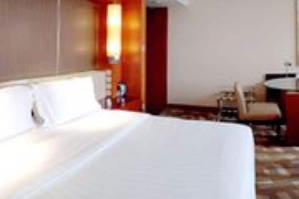 Minibar, coffres-forts dans les chambres, bureau