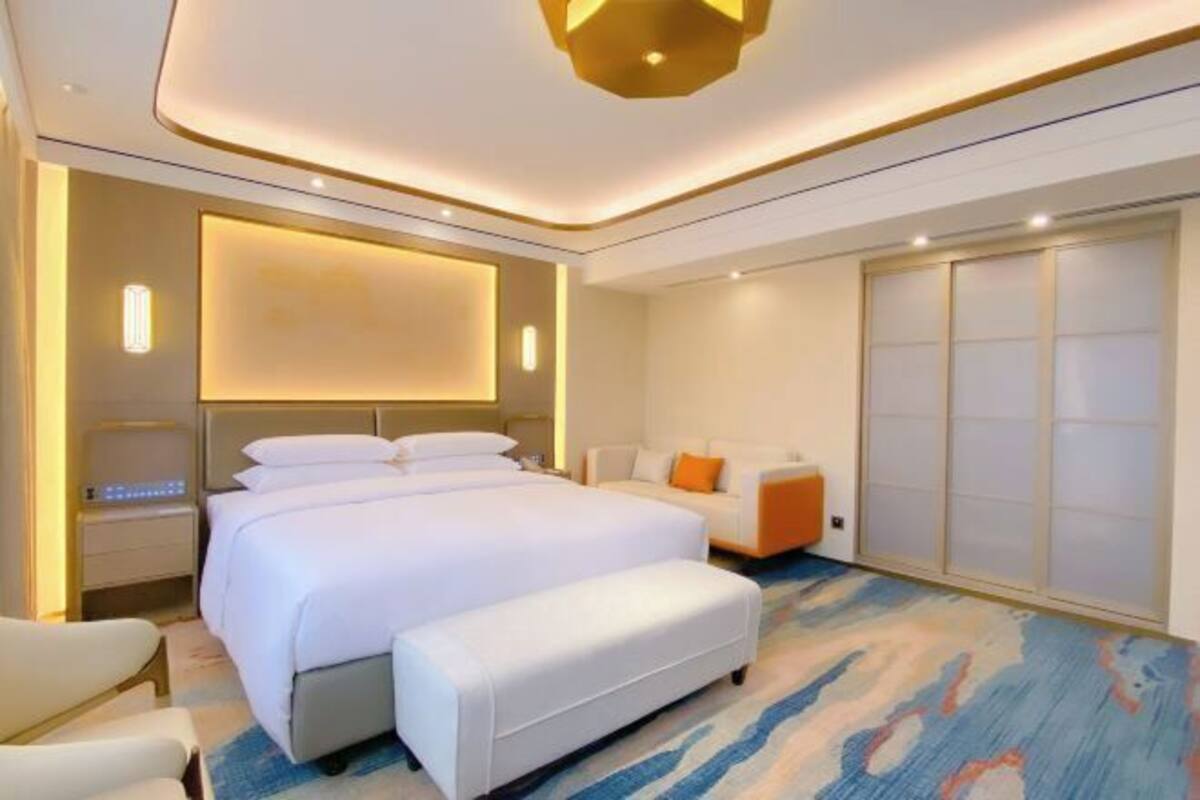 Minibar, caja de seguridad en la habitación y escritorio