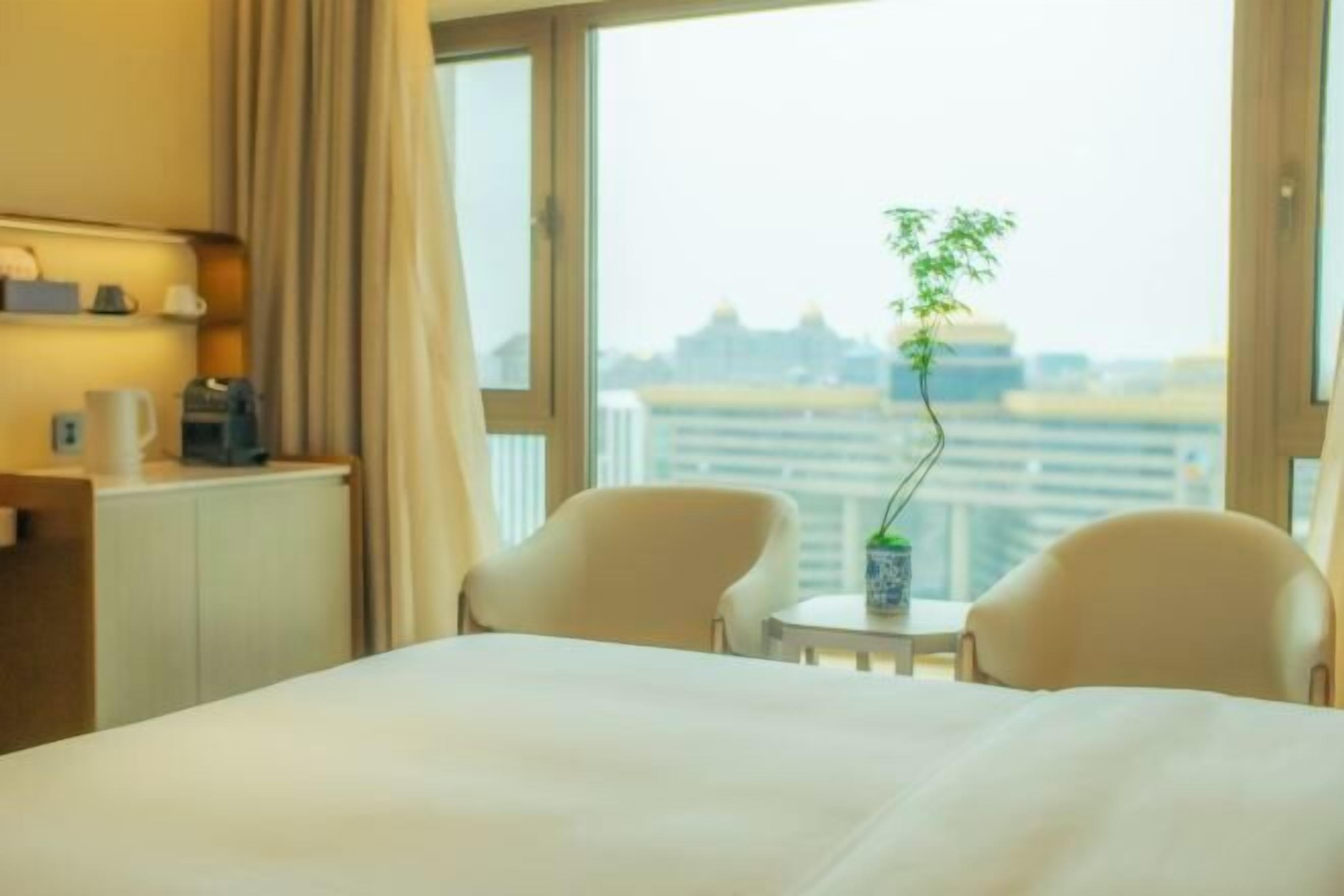 迷你吧、房內夾萬、書桌、熨斗/熨衫板