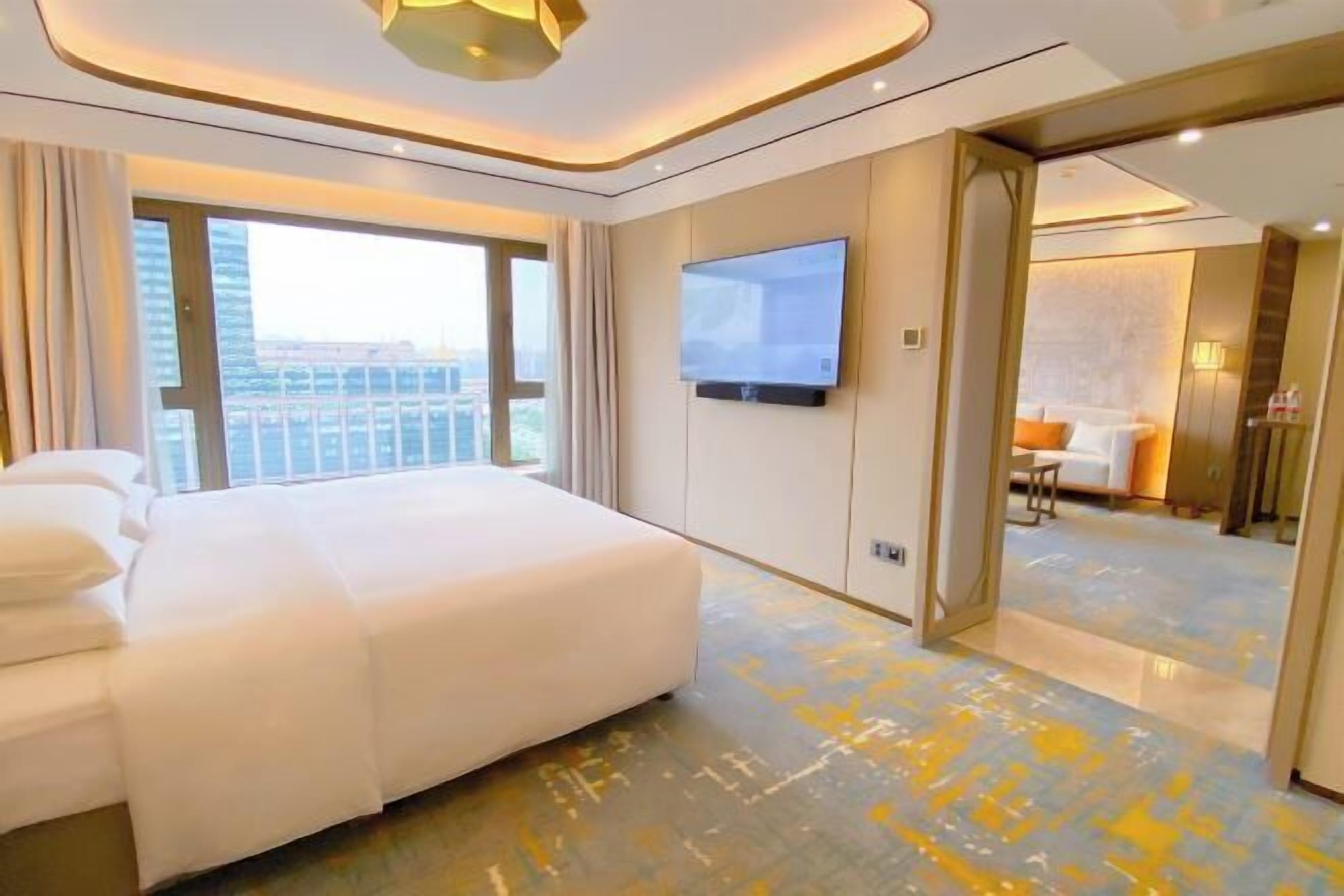 Minibar, caja de seguridad en la habitación y escritorio 