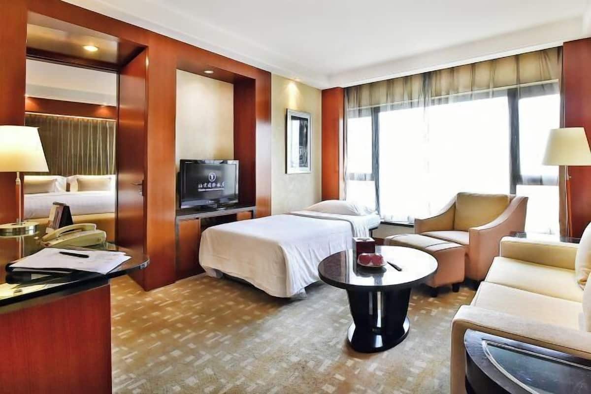 Minibar, coffres-forts dans les chambres, bureau