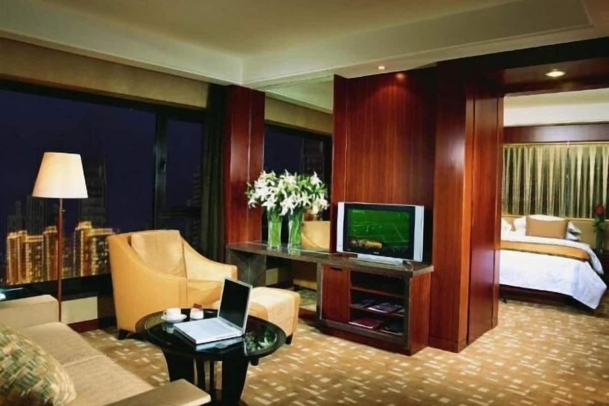 Minibar, coffres-forts dans les chambres, bureau
