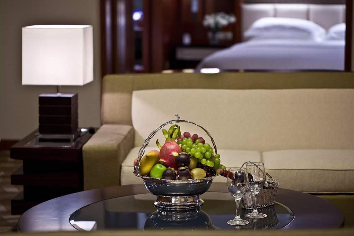 Minibar, coffres-forts dans les chambres, bureau