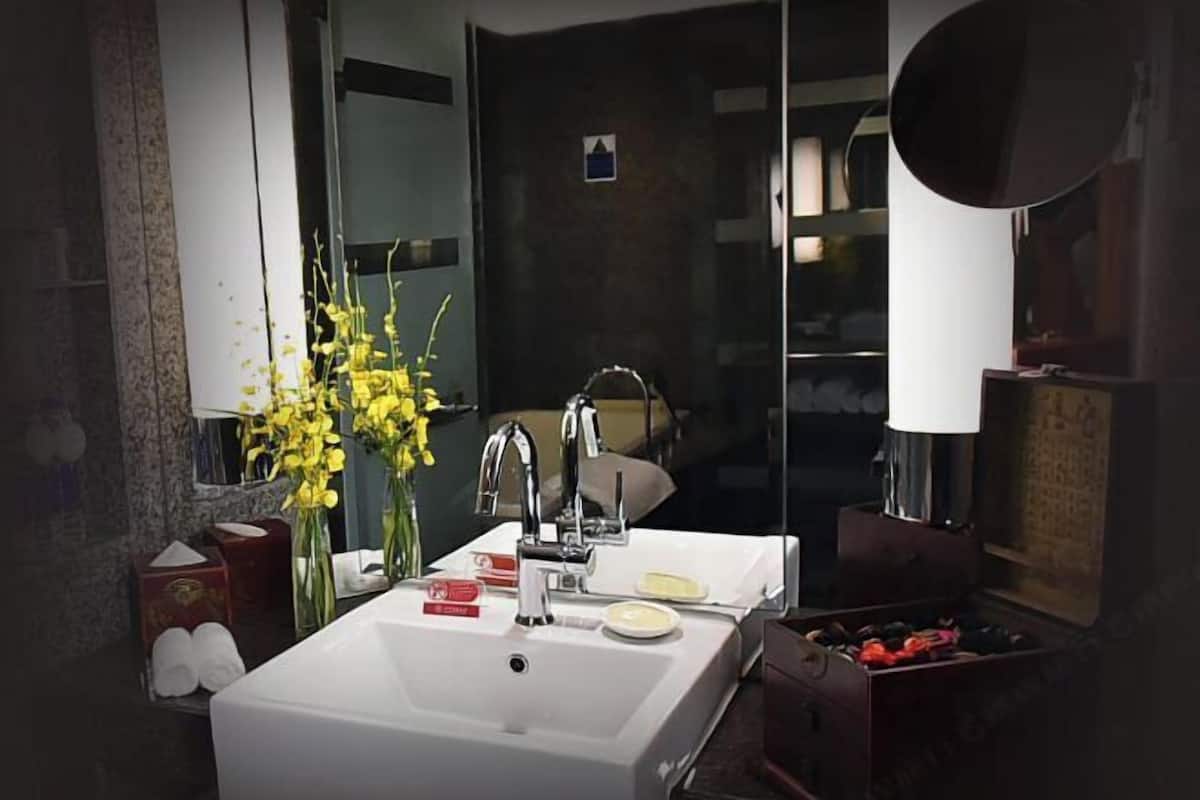 Combined shower/bathtub, hair dryer, slippers, towels