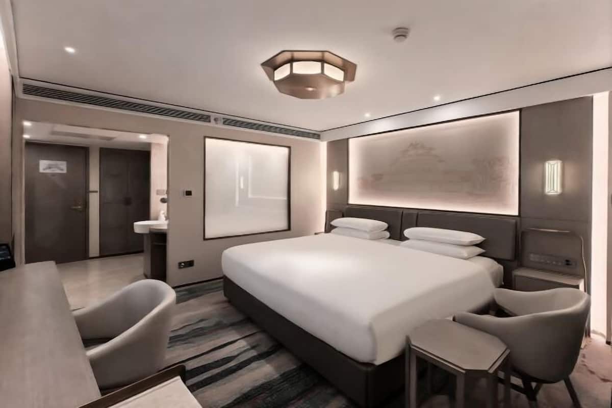 Minibar, in-room safe, desk, iron/ironing board