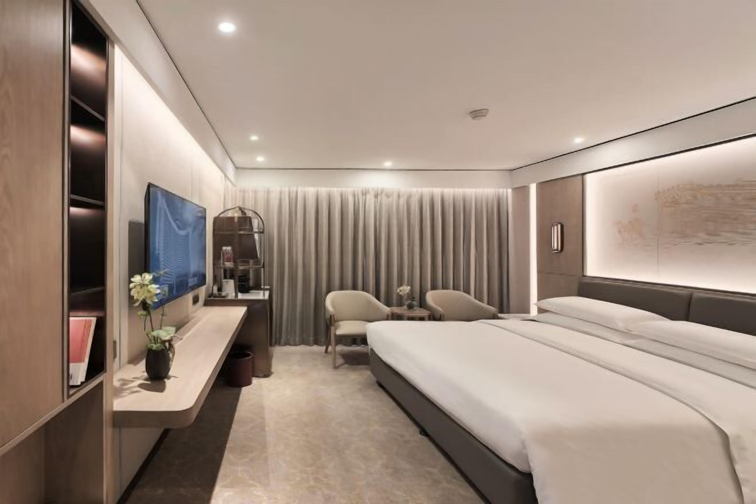 Minibar, in-room safe, desk, iron/ironing board