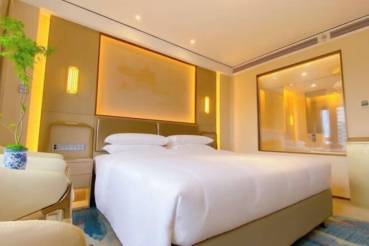 Minibar, in-room safe, desk, iron/ironing board