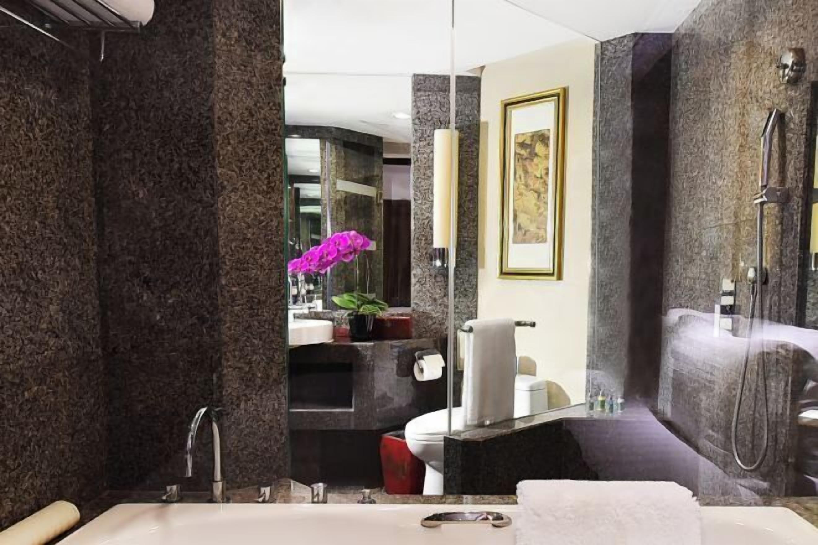 Minibar, in-room safe, desk, iron/ironing board