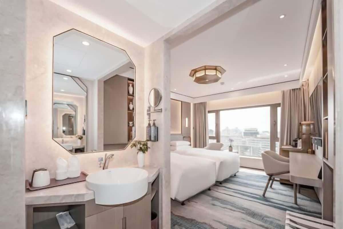 Minibar, in-room safe, desk, iron/ironing board