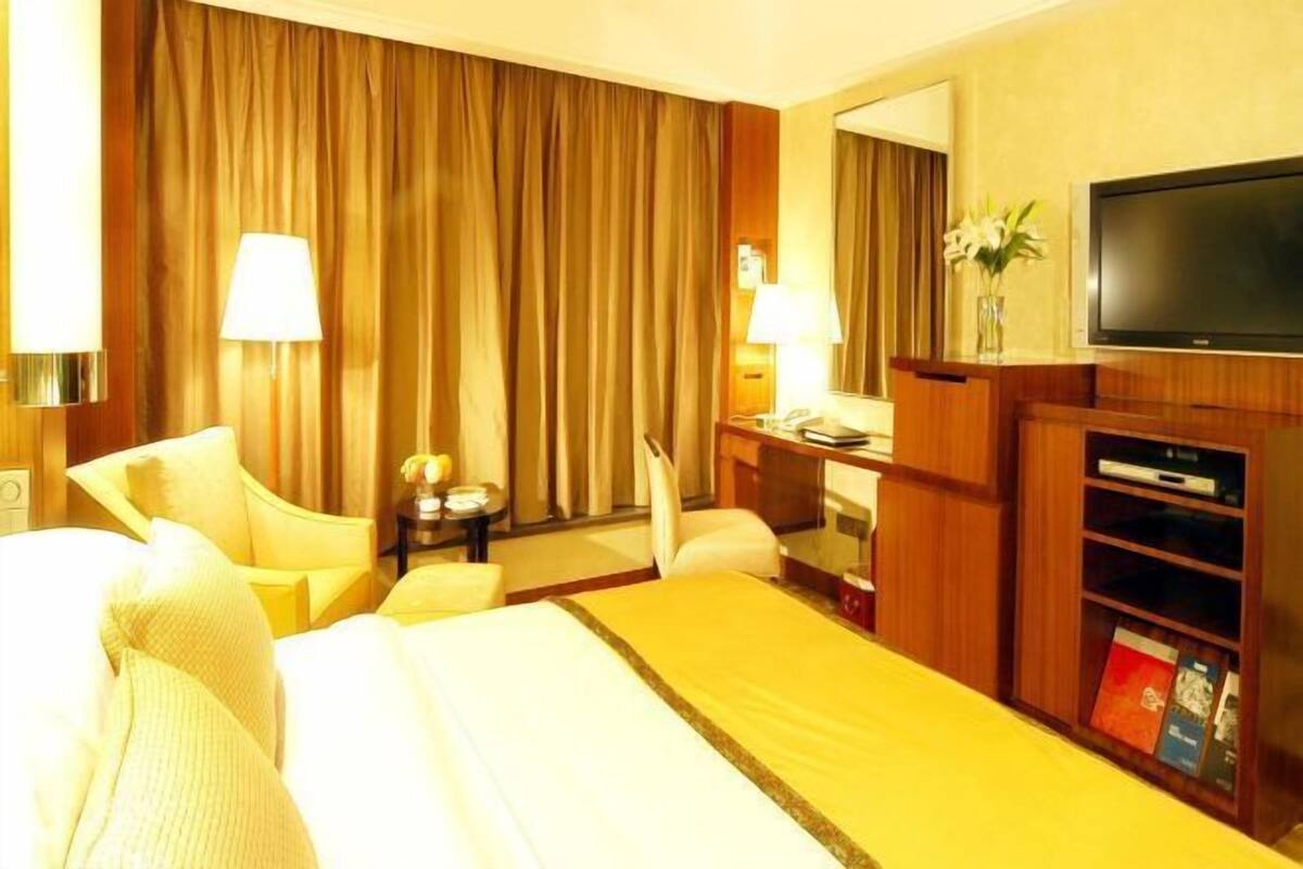 Minibar, in-room safe, desk, iron/ironing board