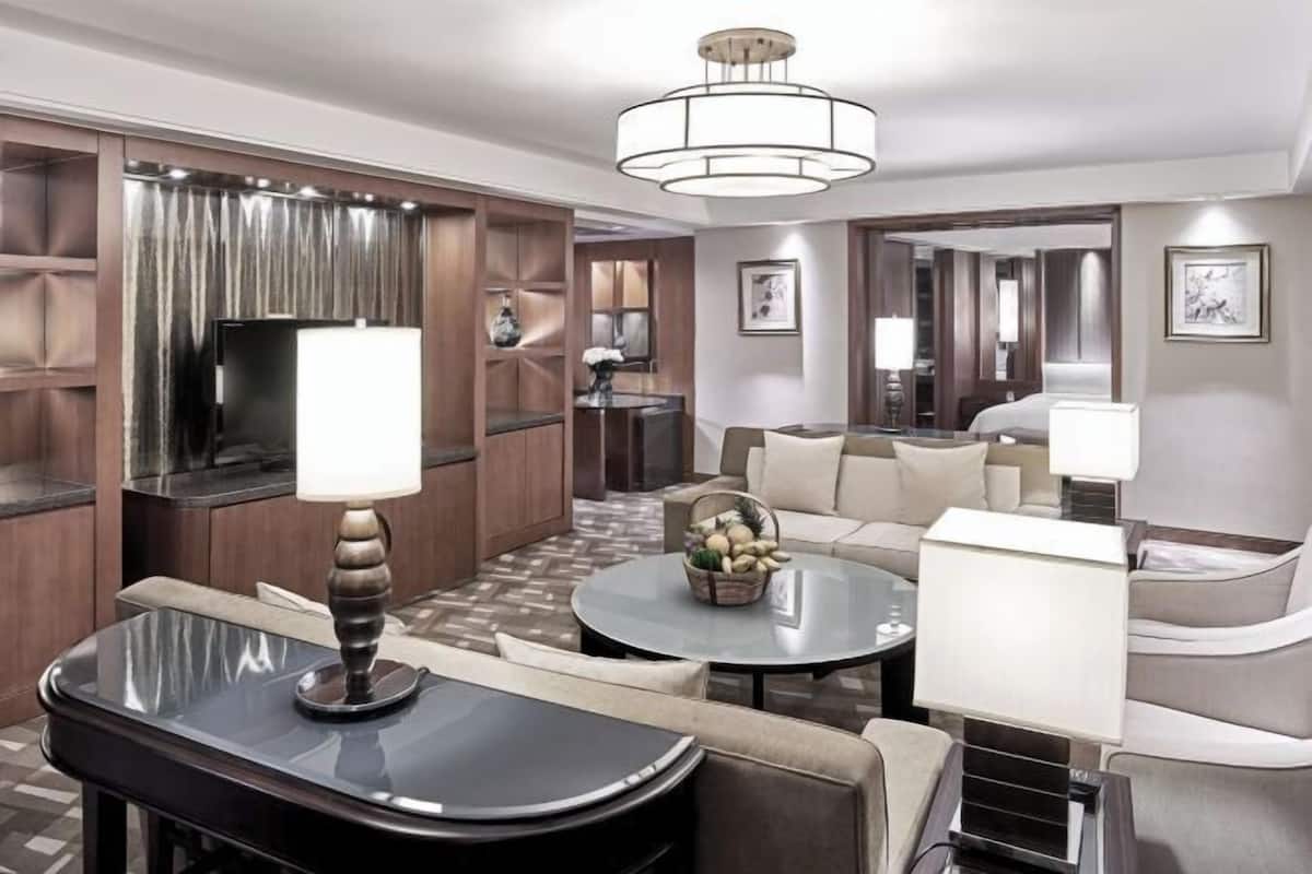 Minibar, in-room safe, desk, iron/ironing board