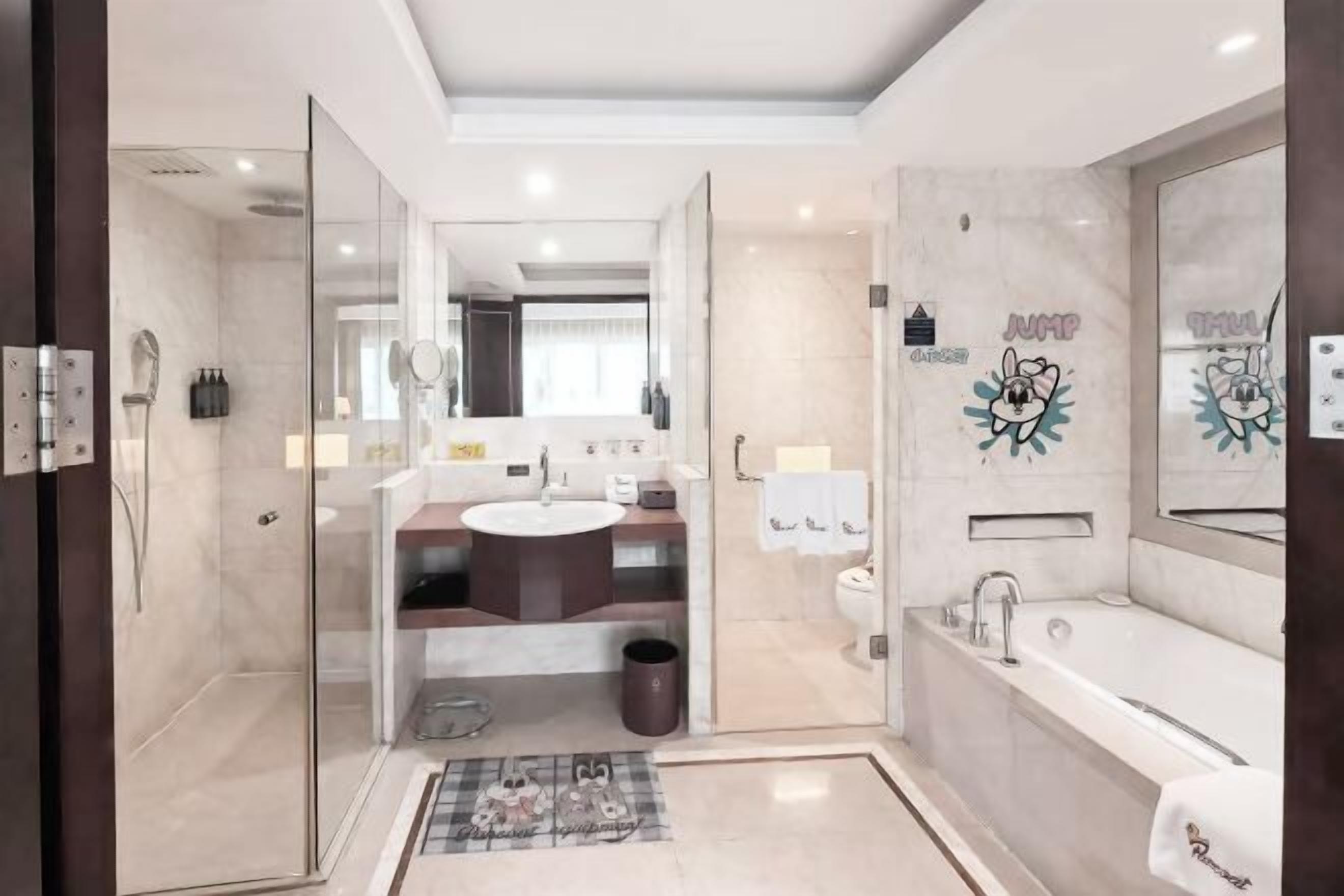 迷你吧、客房内保险箱、办公桌、熨斗/熨板