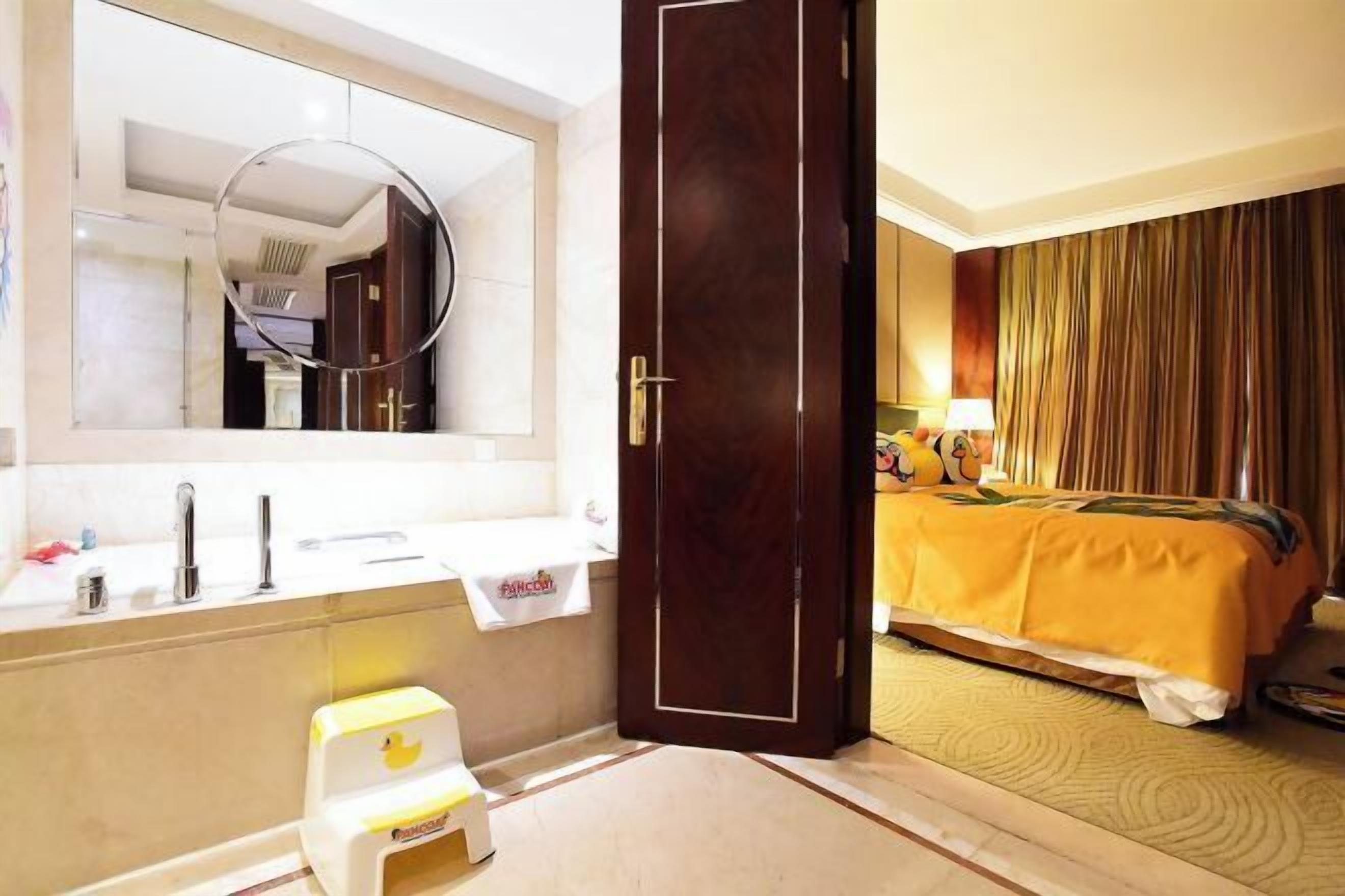 Minibar, caja de seguridad en la habitación y escritorio 