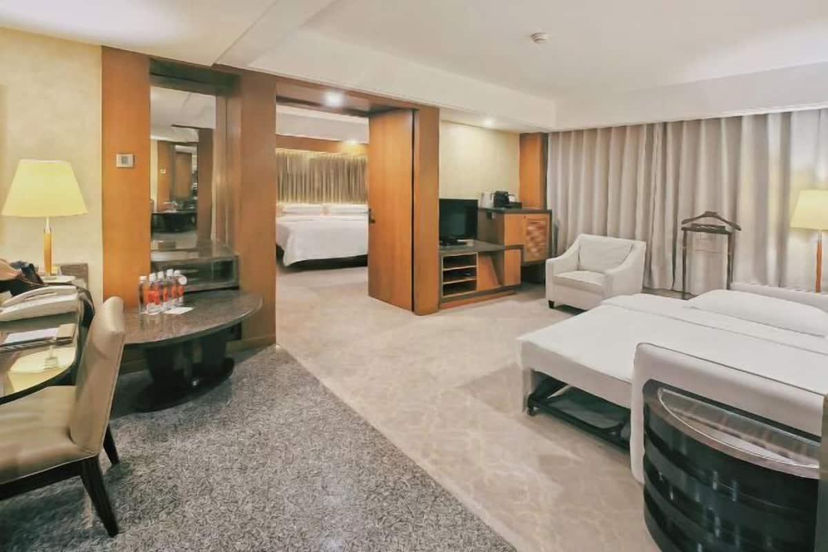 Minibar, in-room safe, desk, iron/ironing board