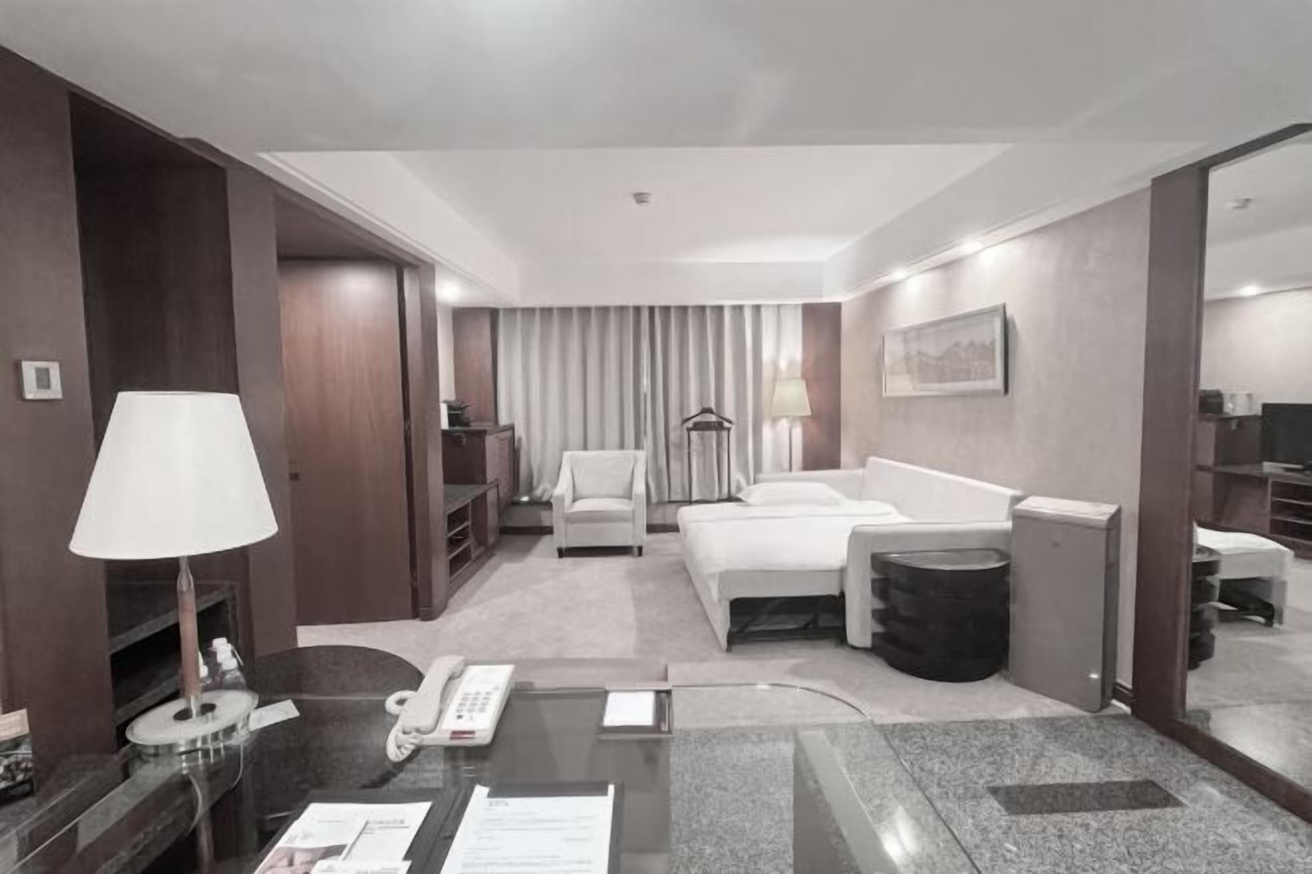 迷你吧、客房内保险箱、办公桌、熨斗/熨板