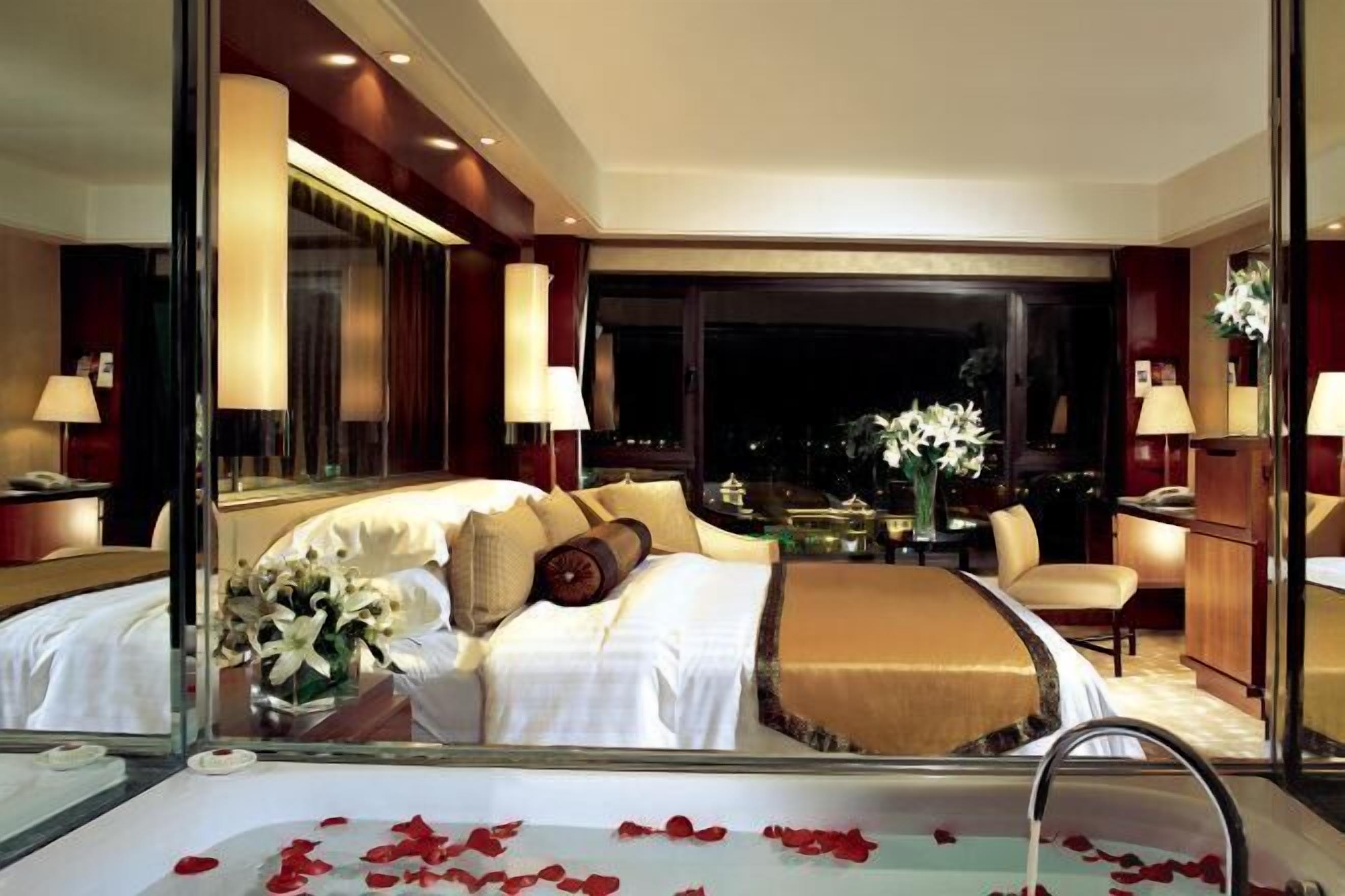 Minibar, caja de seguridad en la habitación y escritorio 