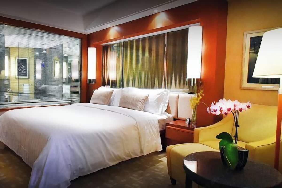 Minibar, in-room safe, desk, iron/ironing board