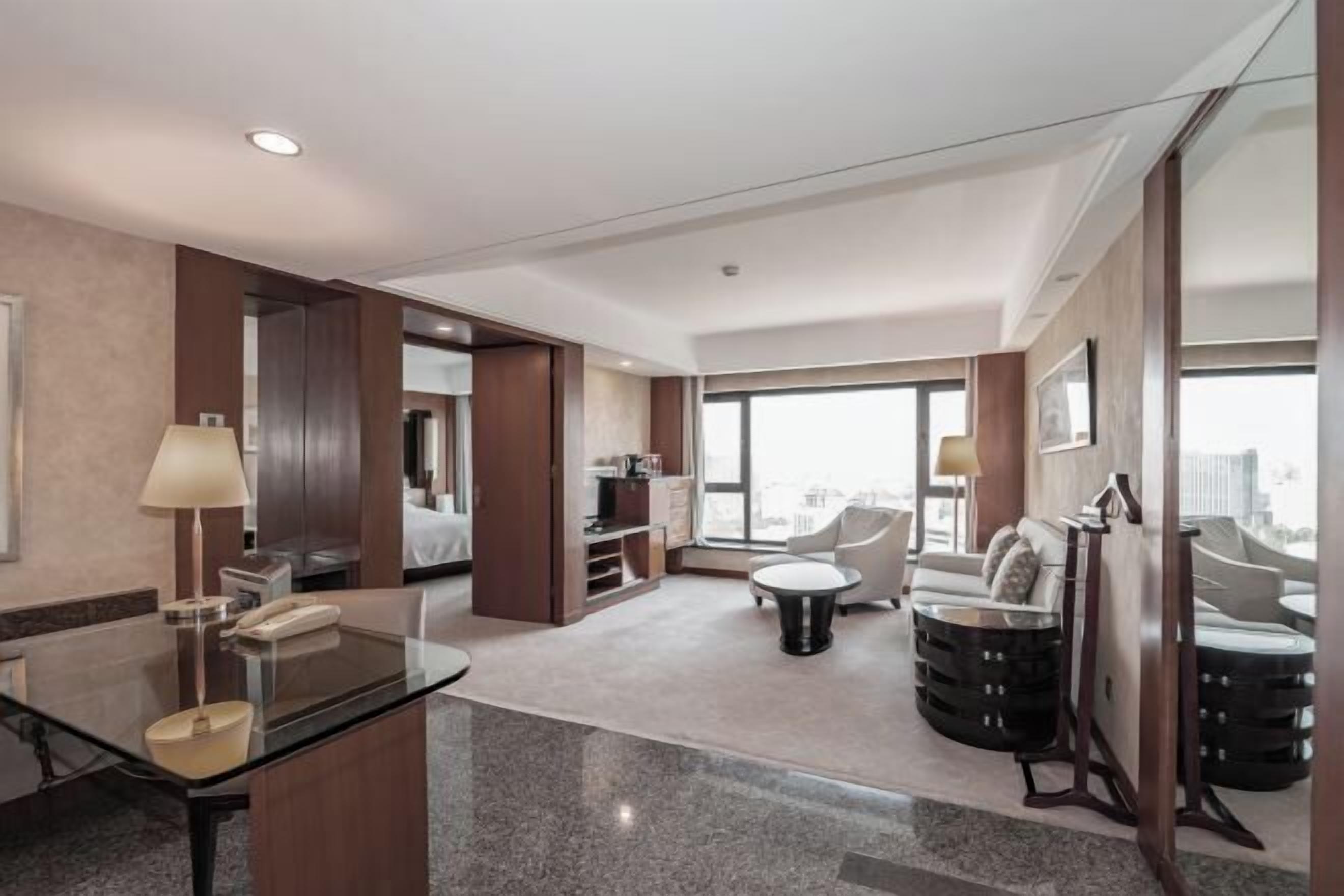 Minibar, Zimmersafe, Schreibtisch, Bügeleisen/Bügelbrett