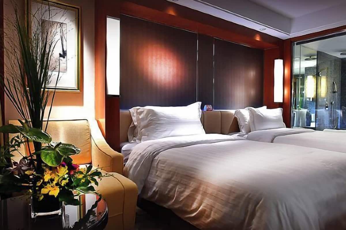 Minibar, in-room safe, desk, iron/ironing board