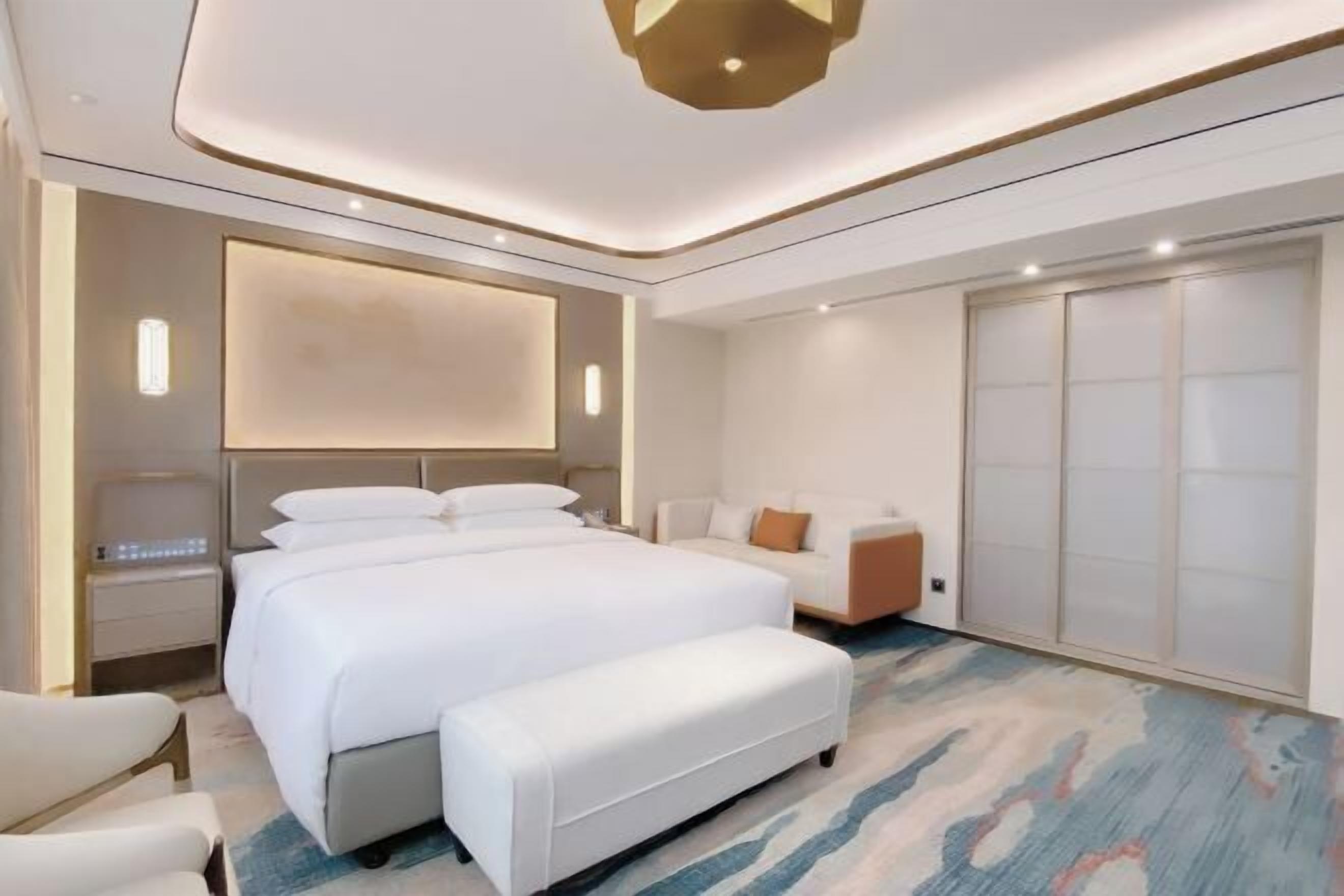 Minibar, in-room safe, desk, iron/ironing board