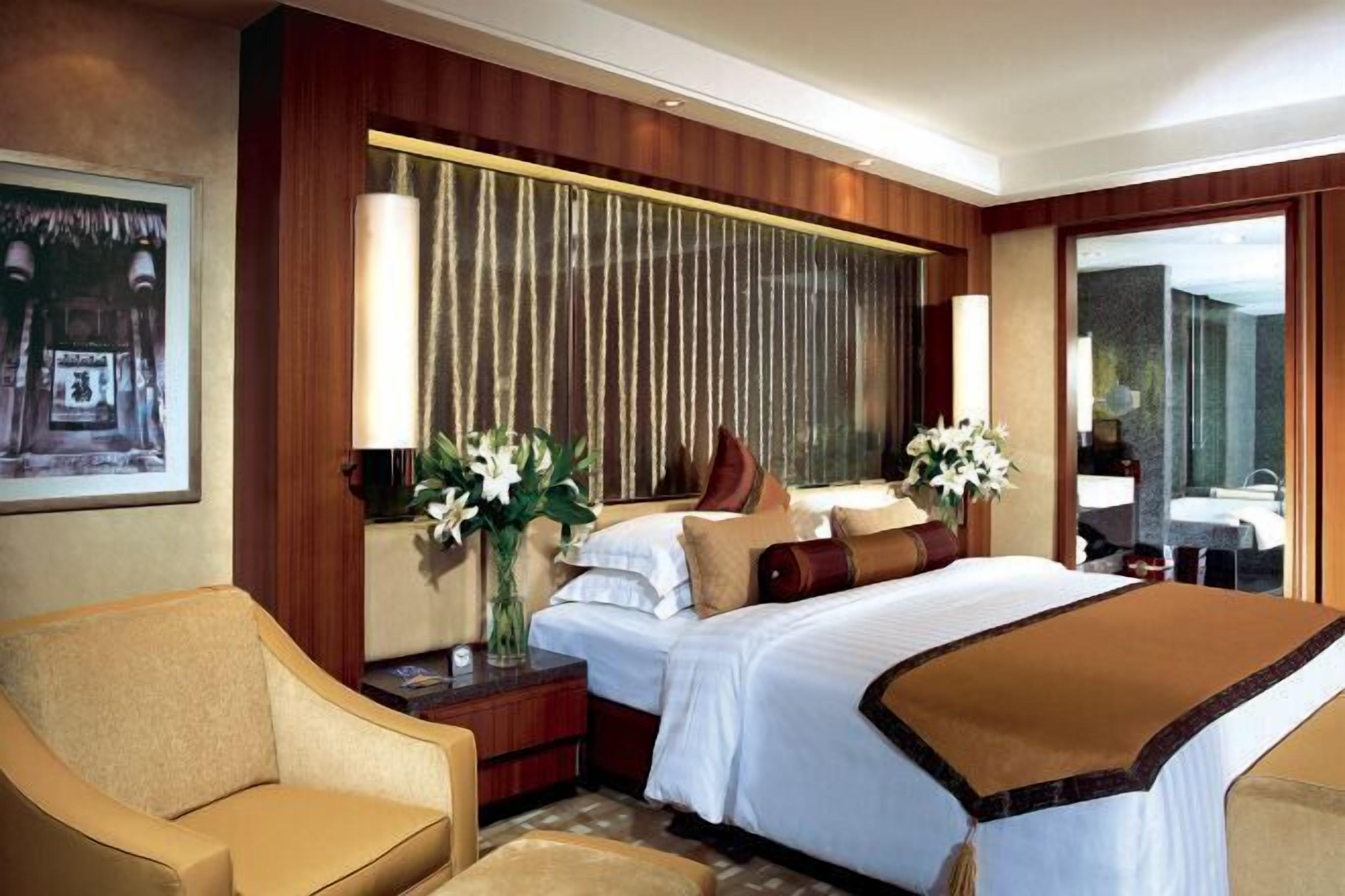 Minibar, in-room safe, desk, iron/ironing board