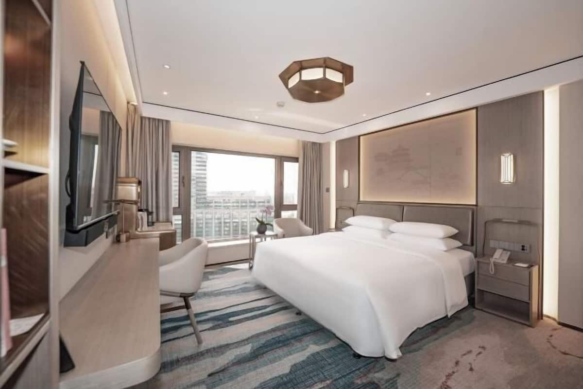 Minibar, in-room safe, desk, iron/ironing board