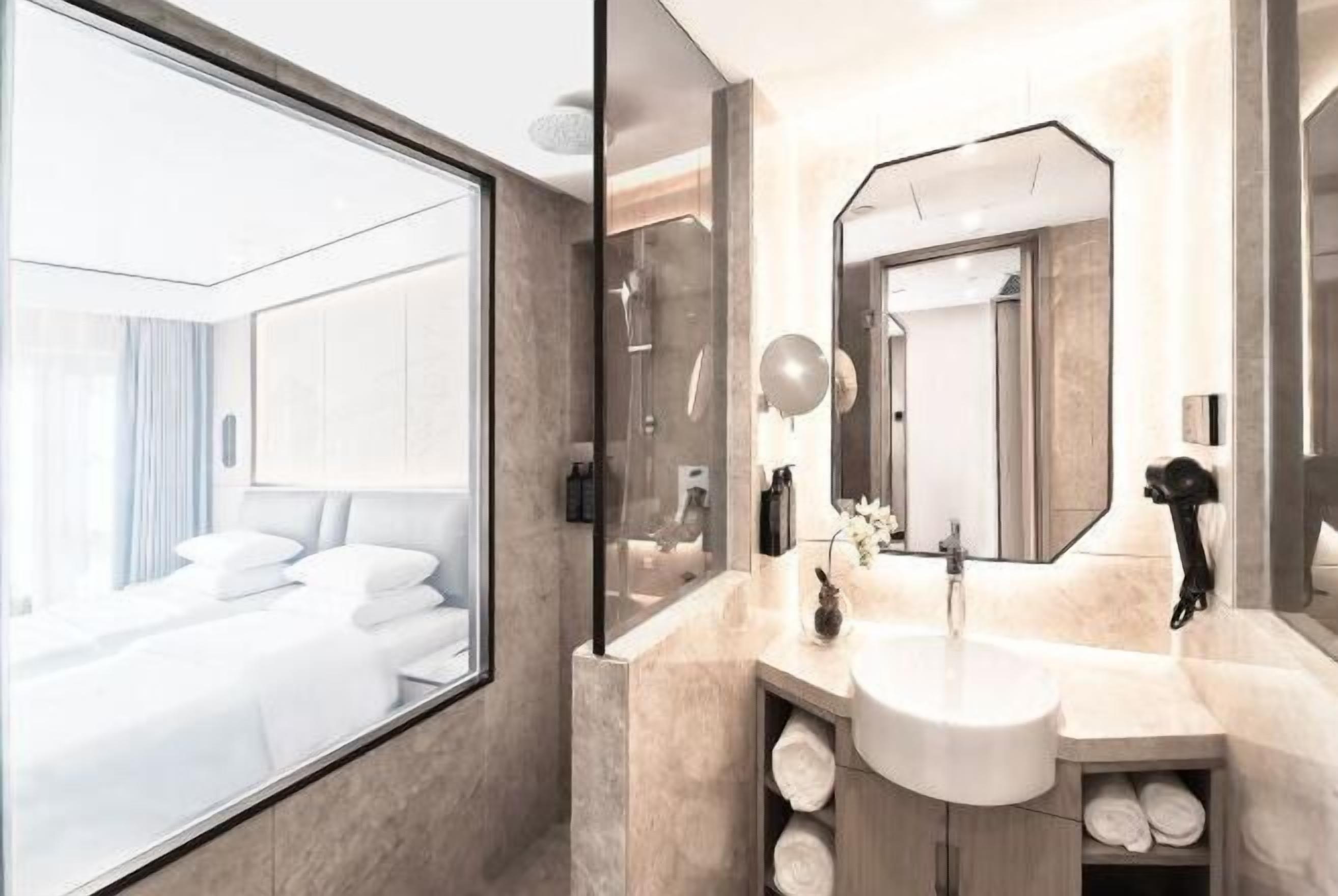 Minibar, caja de seguridad en la habitación y escritorio 