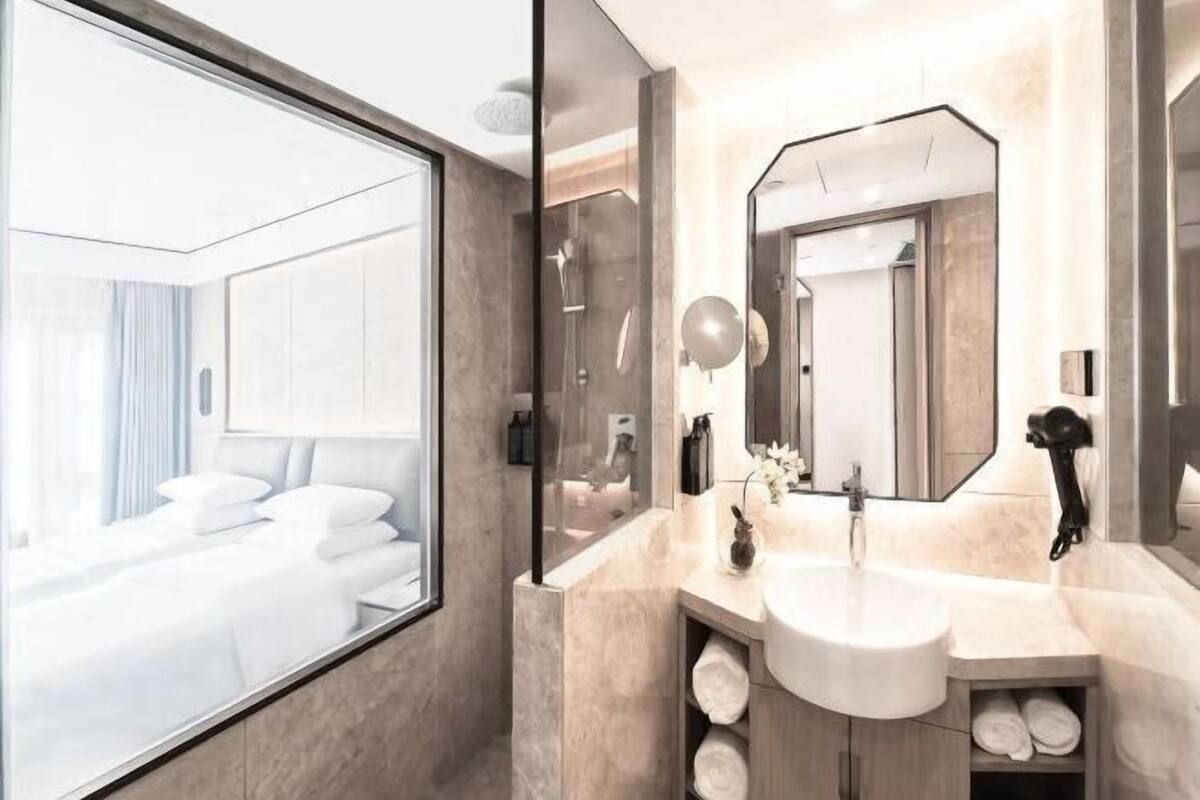 Minibar, in-room safe, desk, iron/ironing board