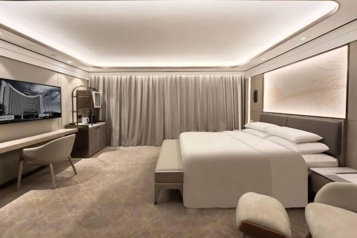 Minibar, in-room safe, desk, iron/ironing board