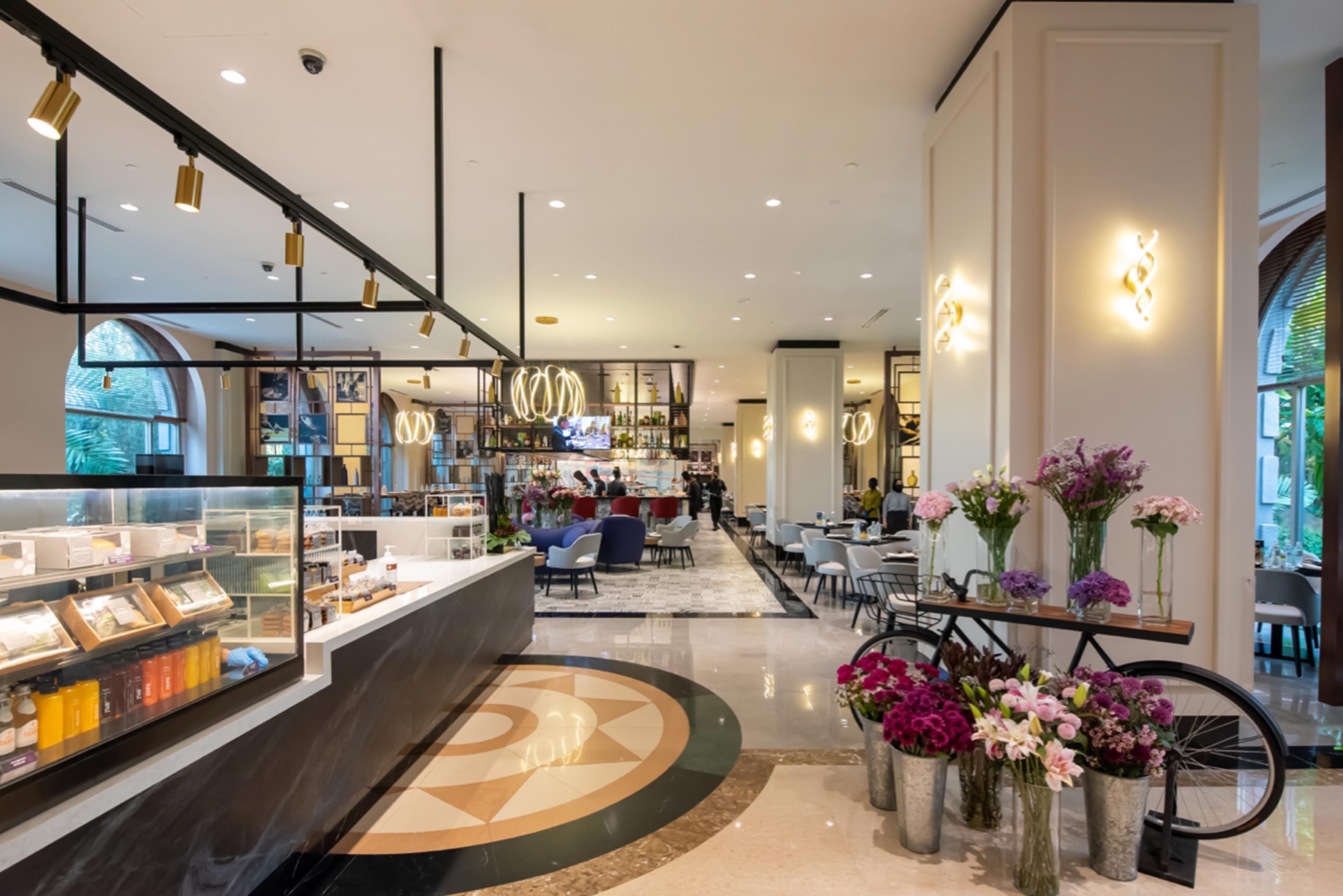 2 restaurants servant le petit déjeuner, le déjeuner et le dîner